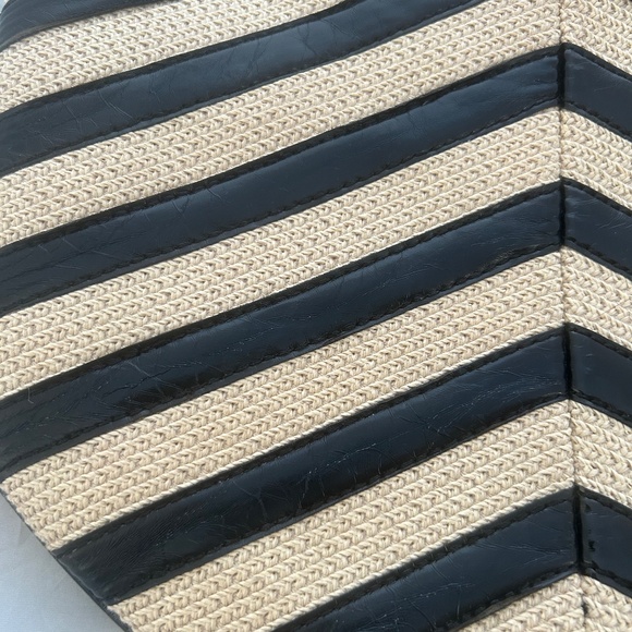 Vintage Liz Claiborne Black and Cream Chevron Flat Bag with Hoop Handles - Picture 7 of 11